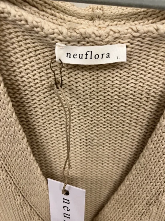Nueflora Cream Button-Front V-Neck Pocket Cardigan - Picture 2 of 10
